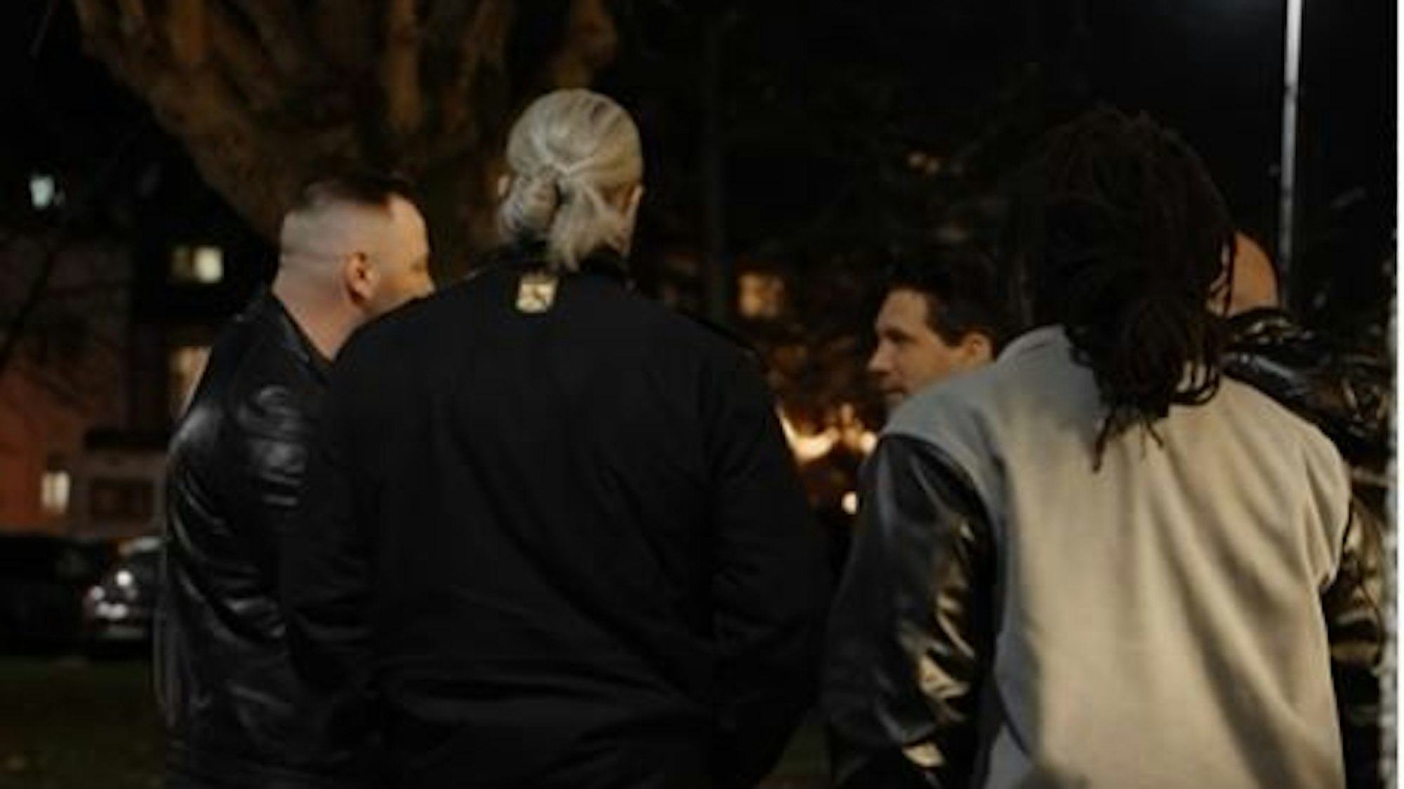 Oliver Pocher (Mitte) im Gespräch mit einem Sicherheitsmann (l.) vor dem Euskirchener Stadttheater.