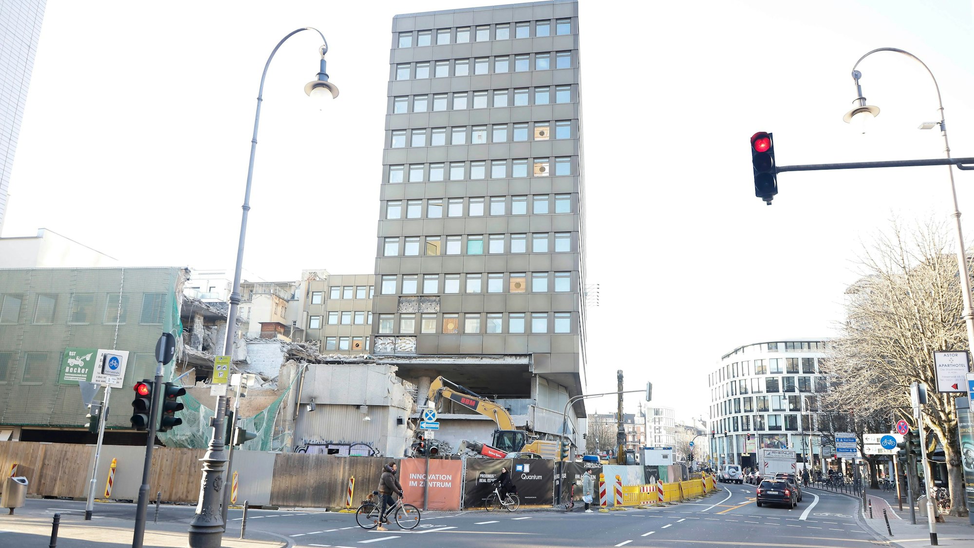 Die Abbrucharbeiten am Hochhaus am Friesenplatz haben begonnen.