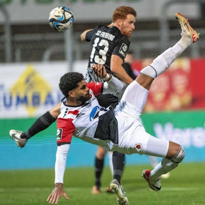 GER, 3. LIga, FC Viktoria Koeln vs. SC Freiburg II, 19. Spieltag, Saison 2023/24, / 17.12.2023, Sportpark Hoehenberg, Koeln, GER, 3. LIga, FC Viktoria Koeln vs. SC Freiburg II, 19. Spieltag, Saison 2023/24, Im Bild: Andre Becker FC Viktoria Koeln, 09 nutzt jede Chance Ball am Fuss Fallrückzieher Strafraum im Zweikampf, Duell, Dynamik, Aktion, Action, Spielszene *** GER, 3 LIga, FC Viktoria Koeln vs SC Freiburg II, 19 Matchday, Season 2023 24, 17 12 2023, Sportpark Hoehenberg, Koeln, GER, 3 LIga, FC Viktoria Koeln vs SC Freiburg II, 19 Matchday, Season 2023 24, In the picture Andre Becker FC Viktoria Koeln, 09 uses every chance Ball on foot Fallrückzieher Penalty area in duel, Duel, Dynamics, Action, Action, Game scene nordphotoxGmbHxx/xDenkinger nph00015
