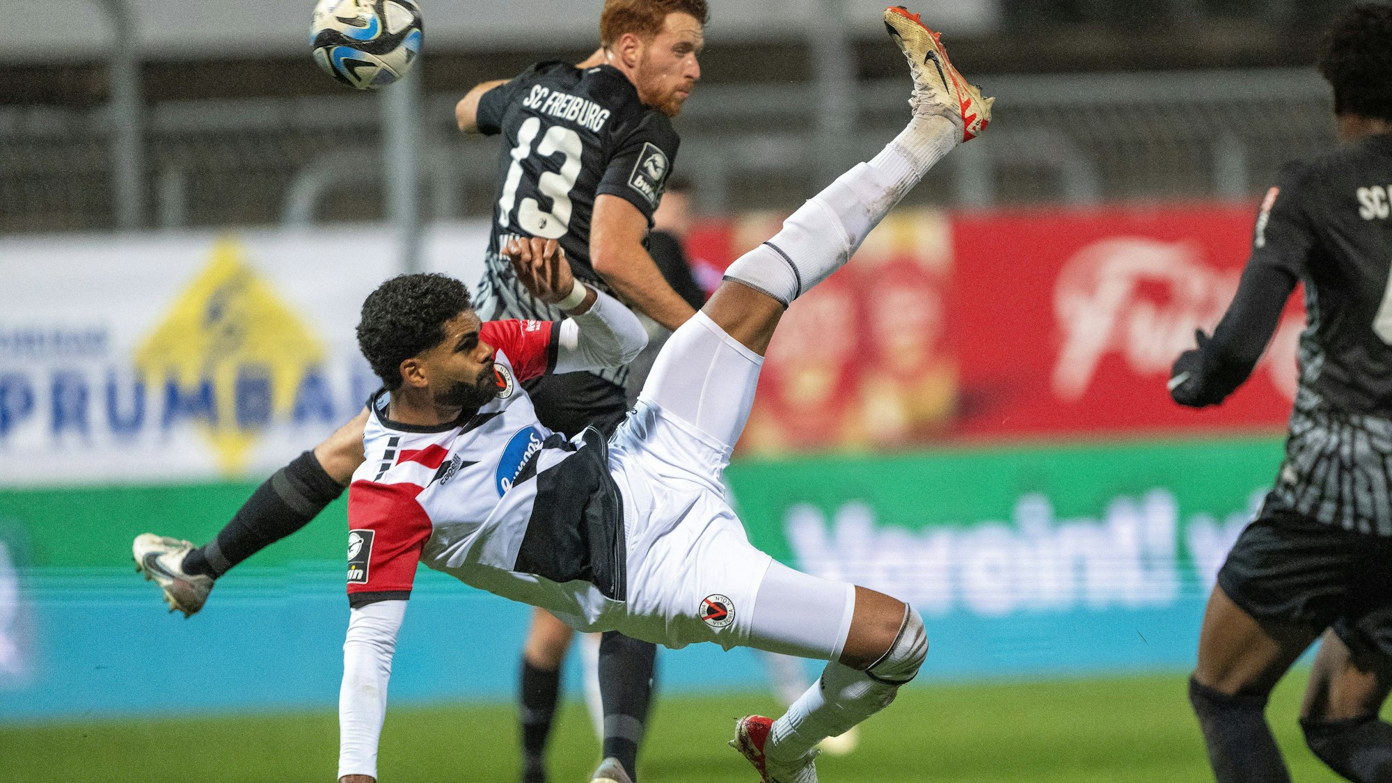 GER, 3. LIga, FC Viktoria Koeln vs. SC Freiburg II, 19. Spieltag, Saison 2023/24, / 17.12.2023, Sportpark Hoehenberg, Koeln, GER, 3. LIga, FC Viktoria Koeln vs. SC Freiburg II, 19. Spieltag, Saison 2023/24, Im Bild: Andre Becker FC Viktoria Koeln, 09 nutzt jede Chance Ball am Fuss Fallrückzieher Strafraum im Zweikampf, Duell, Dynamik, Aktion, Action, Spielszene *** GER, 3 LIga, FC Viktoria Koeln vs SC Freiburg II, 19 Matchday, Season 2023 24, 17 12 2023, Sportpark Hoehenberg, Koeln, GER, 3 LIga, FC Viktoria Koeln vs SC Freiburg II, 19 Matchday, Season 2023 24, In the picture Andre Becker FC Viktoria Koeln, 09 uses every chance Ball on foot Fallrückzieher Penalty area in duel, Duel, Dynamics, Action, Action, Game scene nordphotoxGmbHxx/xDenkinger nph00015