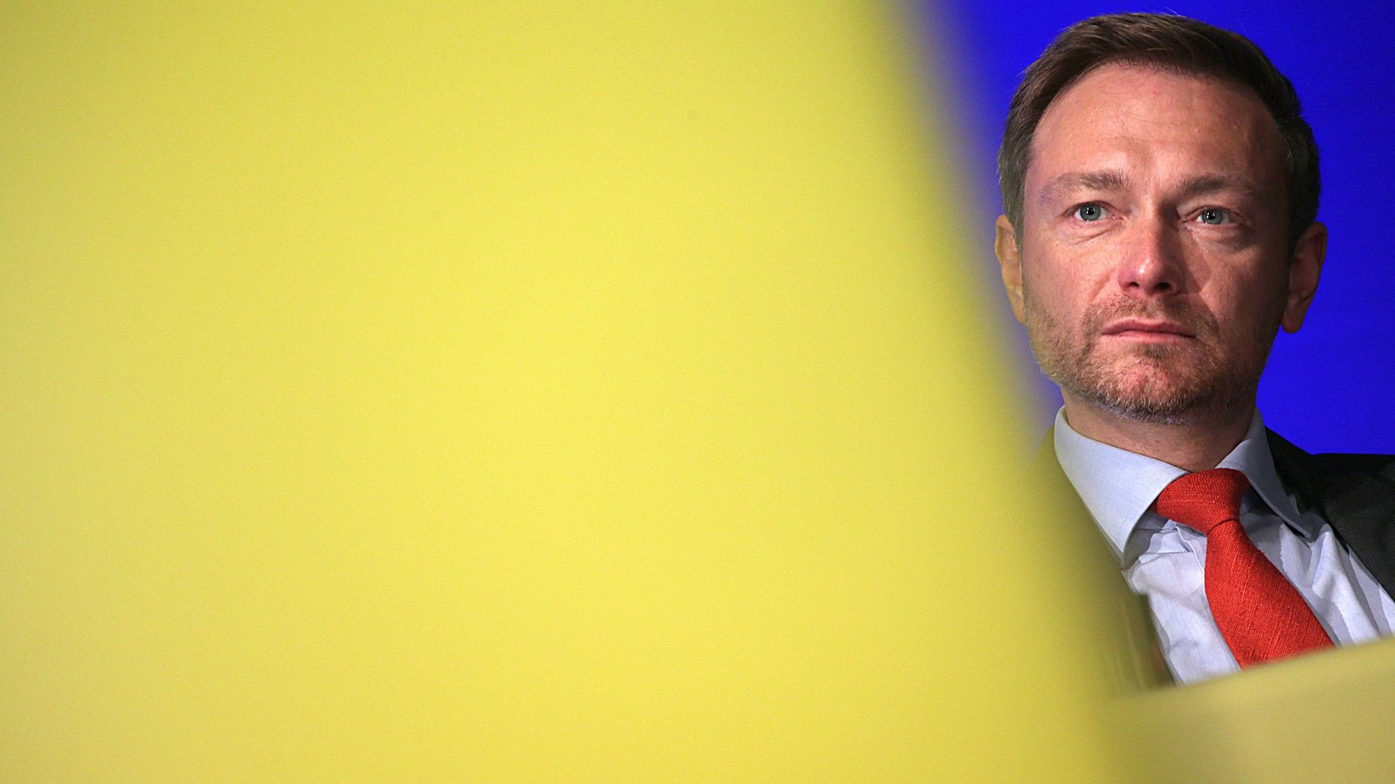 Der FDP-Vorsitzende Christian Lindner sitzt am 25.11.2017 in Neuss (Nordrhein-Westfalen) auf dem Landesparteitag auf dem Podium. (Archivbild)
