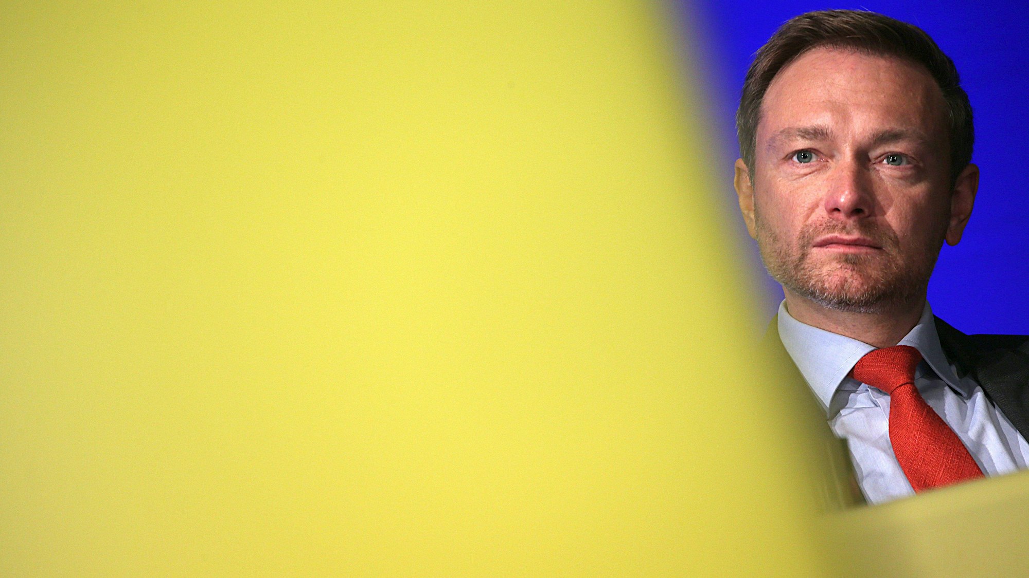 Der FDP-Vorsitzende Christian Lindner sitzt am 25.11.2017 in Neuss (Nordrhein-Westfalen) auf dem Landesparteitag auf dem Podium. (Archivbild)