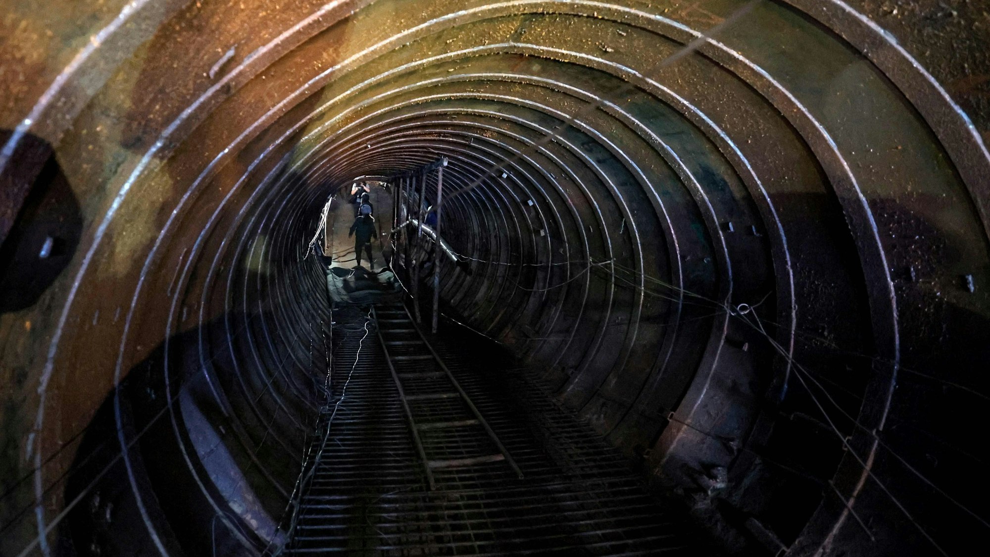 Israelische Soldaten in einem Tunnel, den die Hamas am Tag des Angriffs aus Israel in der Nähe des Grenzübergangs Grenzübergang Erez genutzt haben soll.