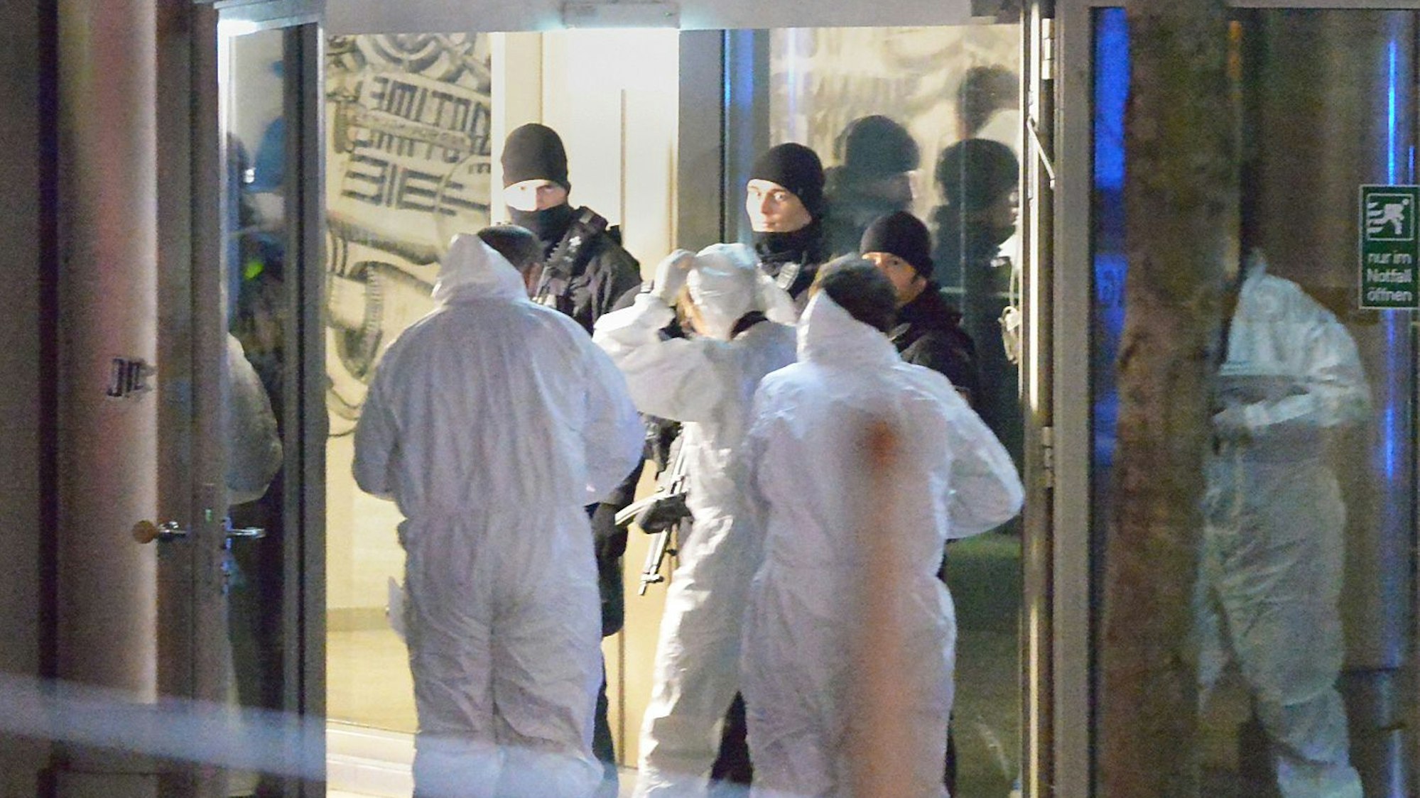 Polizisten der Spurensicherung durchsuchen Ende Oktober das Fitnessstudio in Duisburg, in dem ein IS-Anhänger Menschen angegriffen hat. (Archivbild)