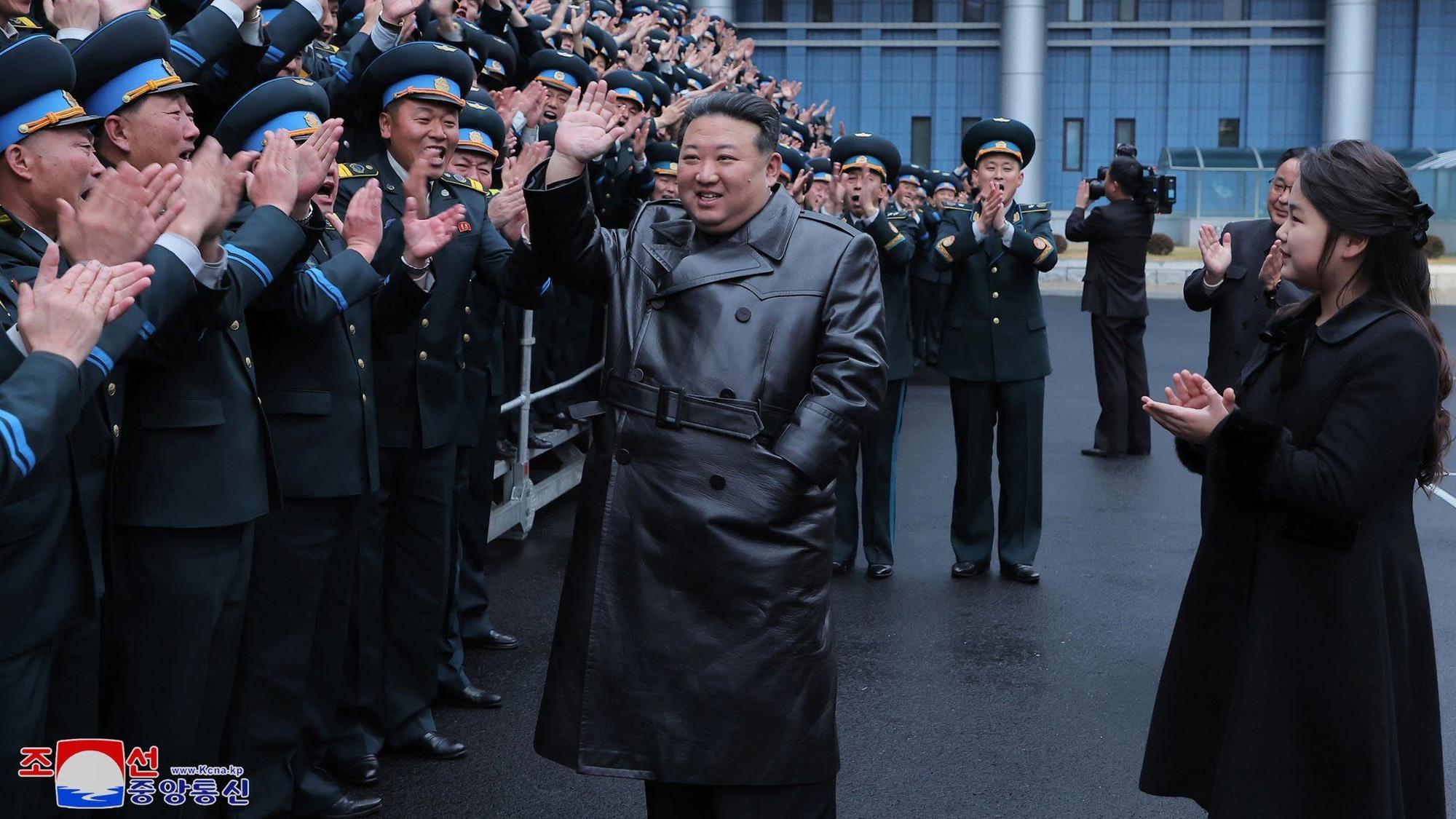 Kim Jong-un, Machthaber von Nordkorea, neben seiner Tochter Ju Ae (r) bei einem Fototerminin der nationalen Behörde für Luft- und Raumfahrttechnik mit einer Gruppe von Ingenieuren und Wissenschaftlern.