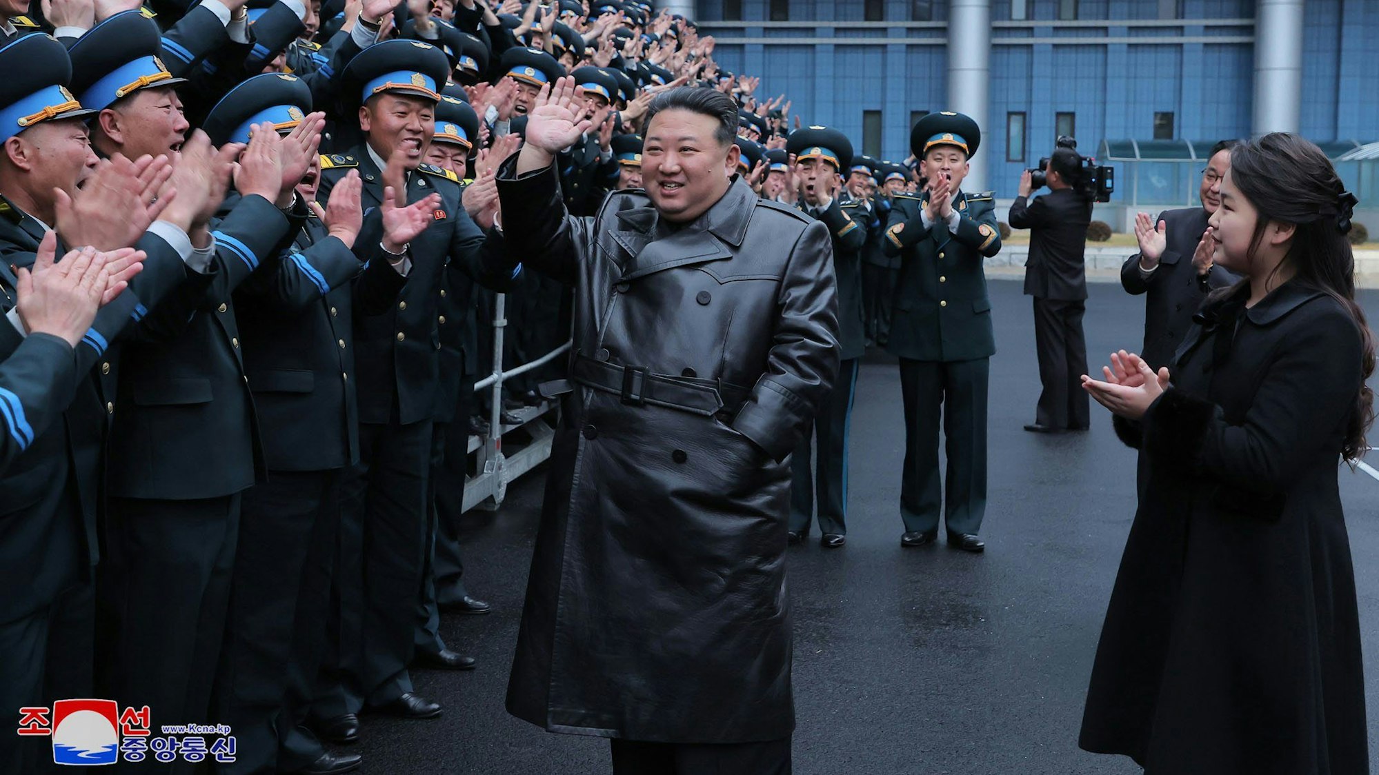 Kim Jong-un, Machthaber von Nordkorea, neben seiner Tochter Ju Ae (r) bei einem Fototerminin der nationalen Behörde für Luft- und Raumfahrttechnik mit einer Gruppe von Ingenieuren und Wissenschaftlern.