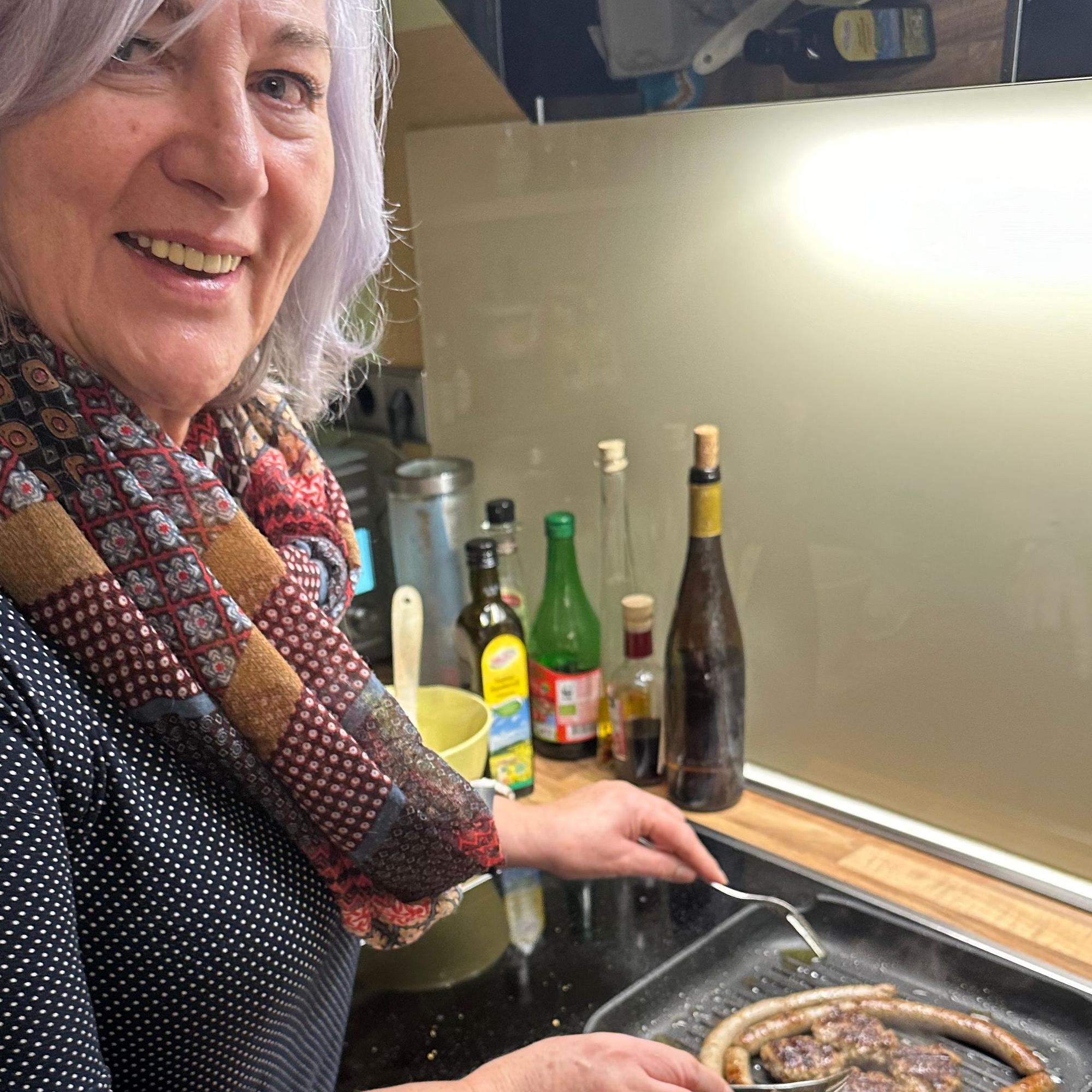 Würstchen und Frikadellen aus dem Fleisch von Nutrias werden in der Pfanne gebraten.
