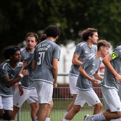 Das Bild zeigt die B-Junioren der JSG Erft nach einem Tor.