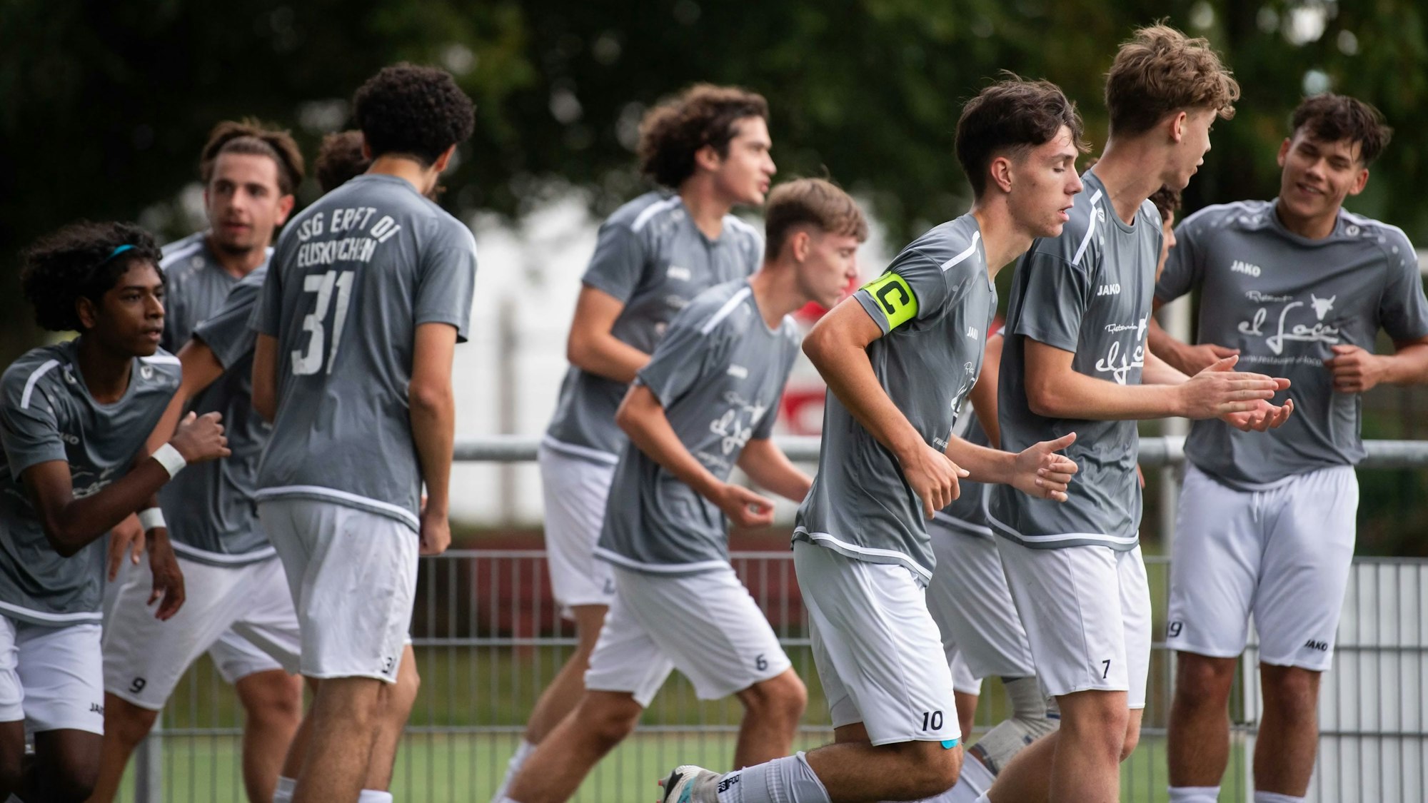 Aryan Suthaharan (l.) freut sich mit seinen Mitspielern über sein Tor.