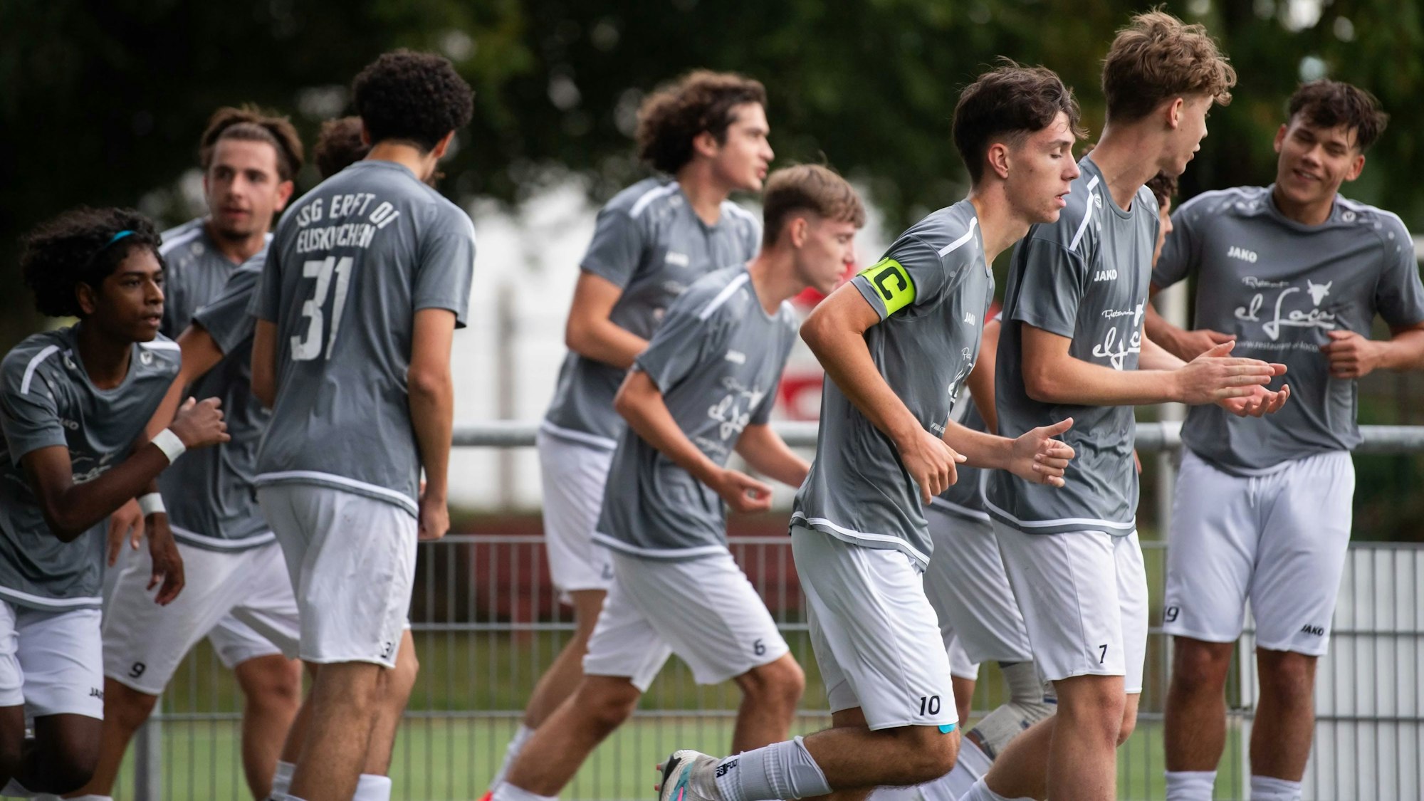 Das Bild zeigt die B-Junioren der JSG Erft nach einem Tor.