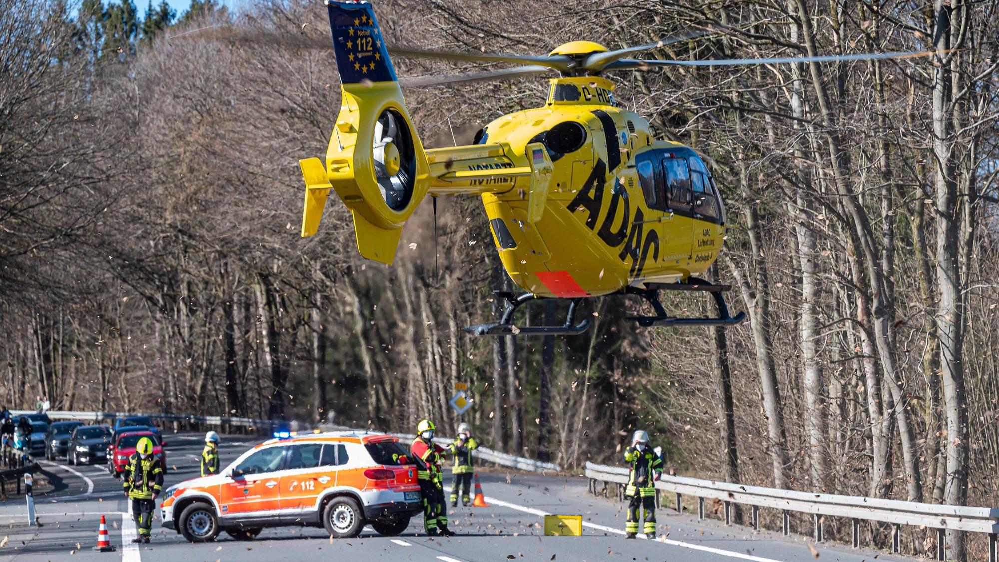 Die Bundesstraße musste für den Rettungseinsatz und für die Bergungsarbeiten (hier ein Symbolfoto) gesperrt werden.