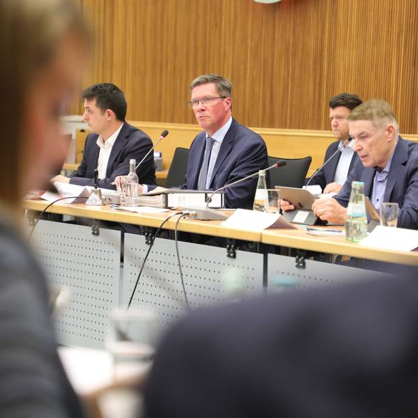 Landrat Stephan Santelmann (CDU) und Kreisdirektor Dr. Erik Werdel (CDU) sitzen am Tisch der Verwaltung bei der Kreistagssitzung am 7. Dezember 2023.