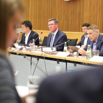 Landrat Stephan Santelmann (CDU) und Kreisdirektor Dr. Erik Werdel (CDU) sitzen am Tisch der Verwaltung  bei der Kreistagssitzung am 7. Dezember 2023.