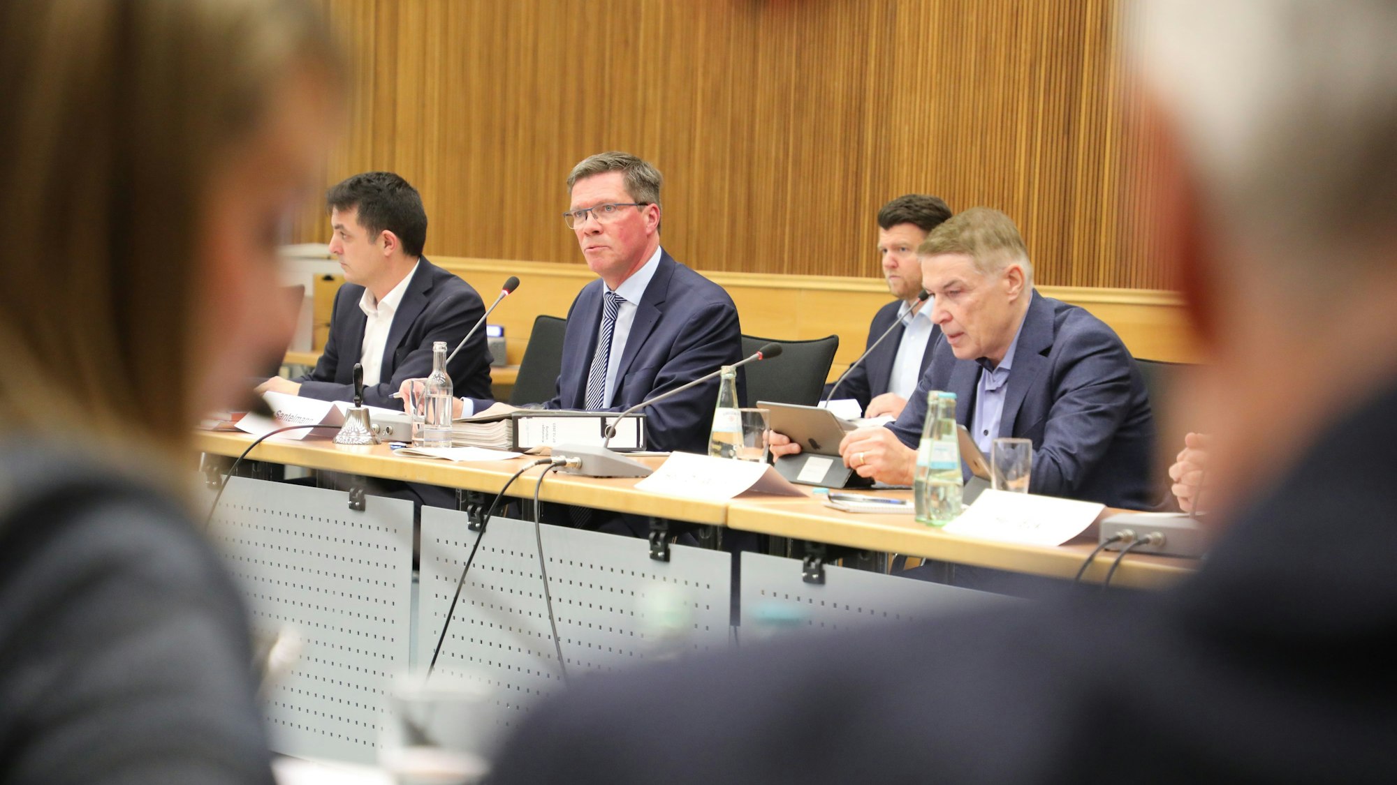 Landrat Stephan Santelmann (CDU) und Kreisdirektor Dr. Erik Werdel (CDU) sitzen am Tisch der Verwaltung  bei der Kreistagssitzung am 7. Dezember 2023.