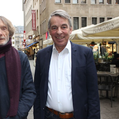 Michael Kellner (l.) und Albrecht Schröter vom Städtepartnerschaftsverein Köln-Bethlehem stehen lächelnd nebeneinander.