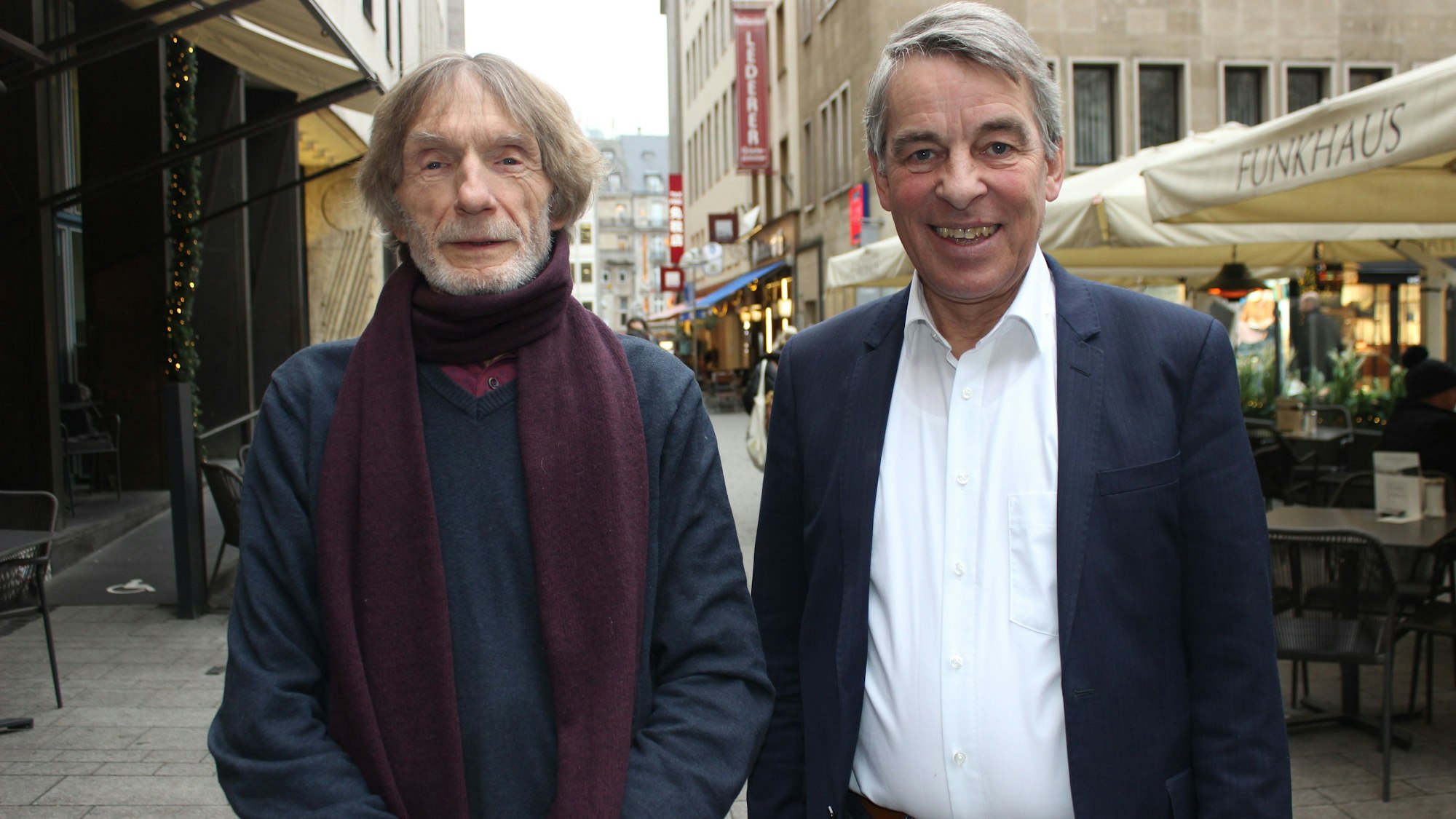 Michael Kellner (l.) und Albrecht Schröter vom Städtepartnerschaftsverein Köln-Bethlehem stehen lächelnd nebeneinander.