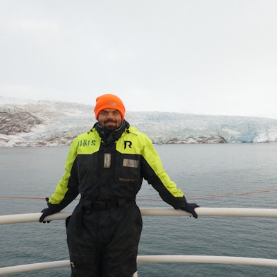 Jan Niklas Lorenz ist vor einer Kulisse aus Eis zu sehen.