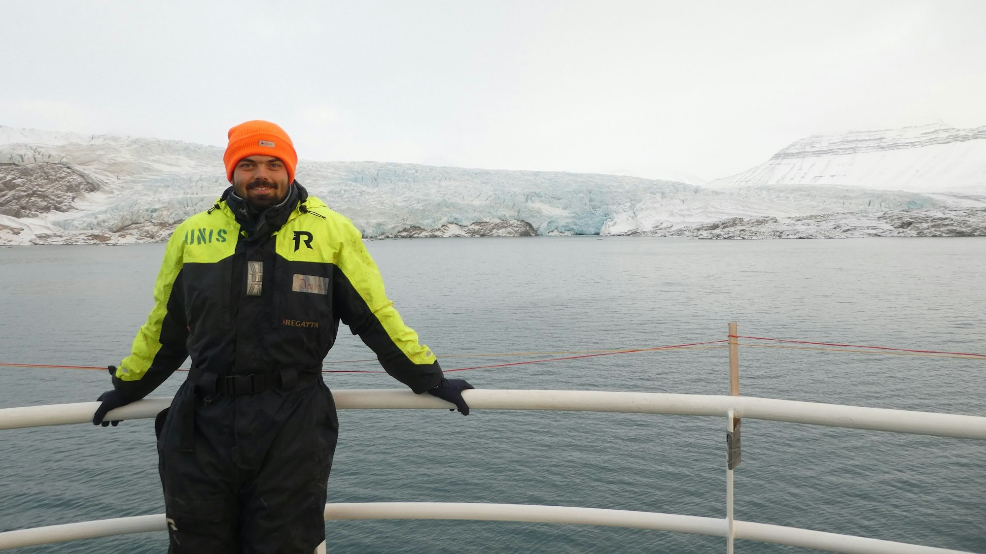 Jan Niklas Lorenz ist vor einer Kulisse aus Eis zu sehen.