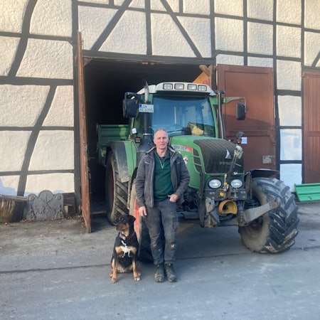 Franz Bellinghausen auf seinem Hof Haus Ley in Engelskirchen