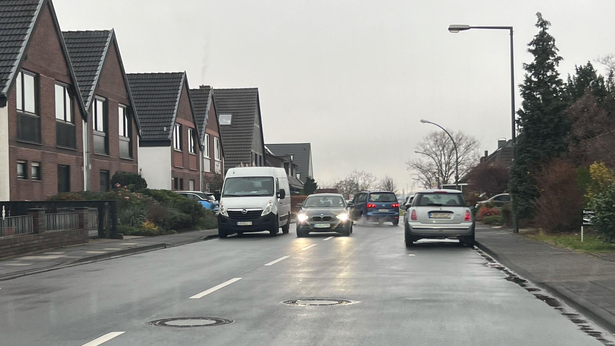 Die befahrene Sandbergstraße in Porz-Langel.