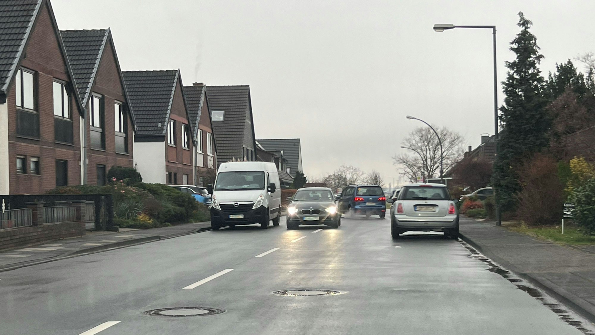 Die befahrene Sandbergstraße in Porz-Langel.