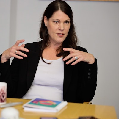 Athene Hammerich sitzt an einem Tisch.