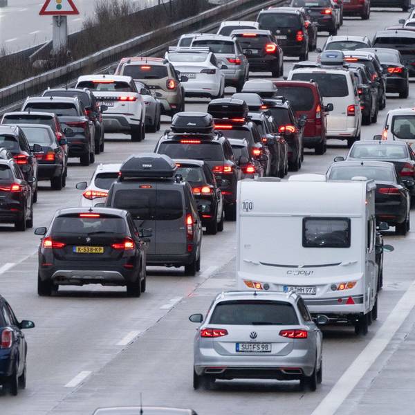 Das Bild zeigt Fahrzeuge, die auf der Autobahn im Stau stehen.