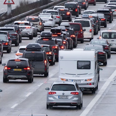 Das Bild zeigt Fahrzeuge, die auf der Autobahn im Stau stehen.