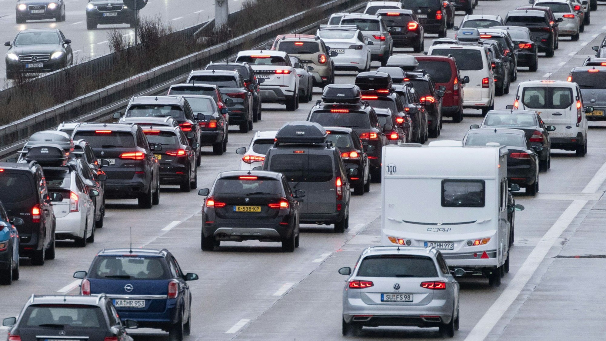 Das Bild zeigt Fahrzeuge, die auf der Autobahn im Stau stehen.