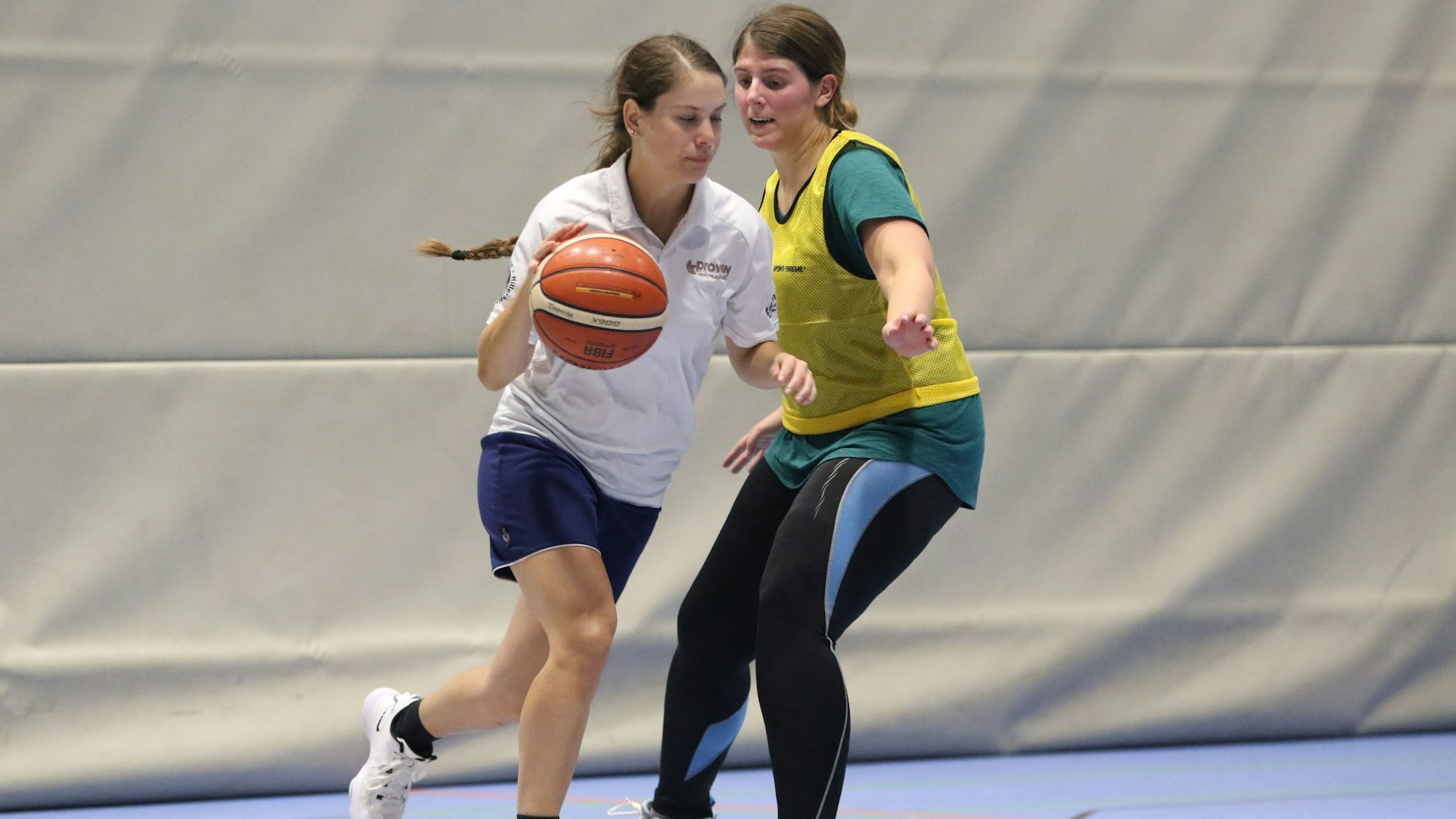 Julia Reuß (rechts im Bild) versucht, eine Mitspielerin mit Ball aufzuhalten.