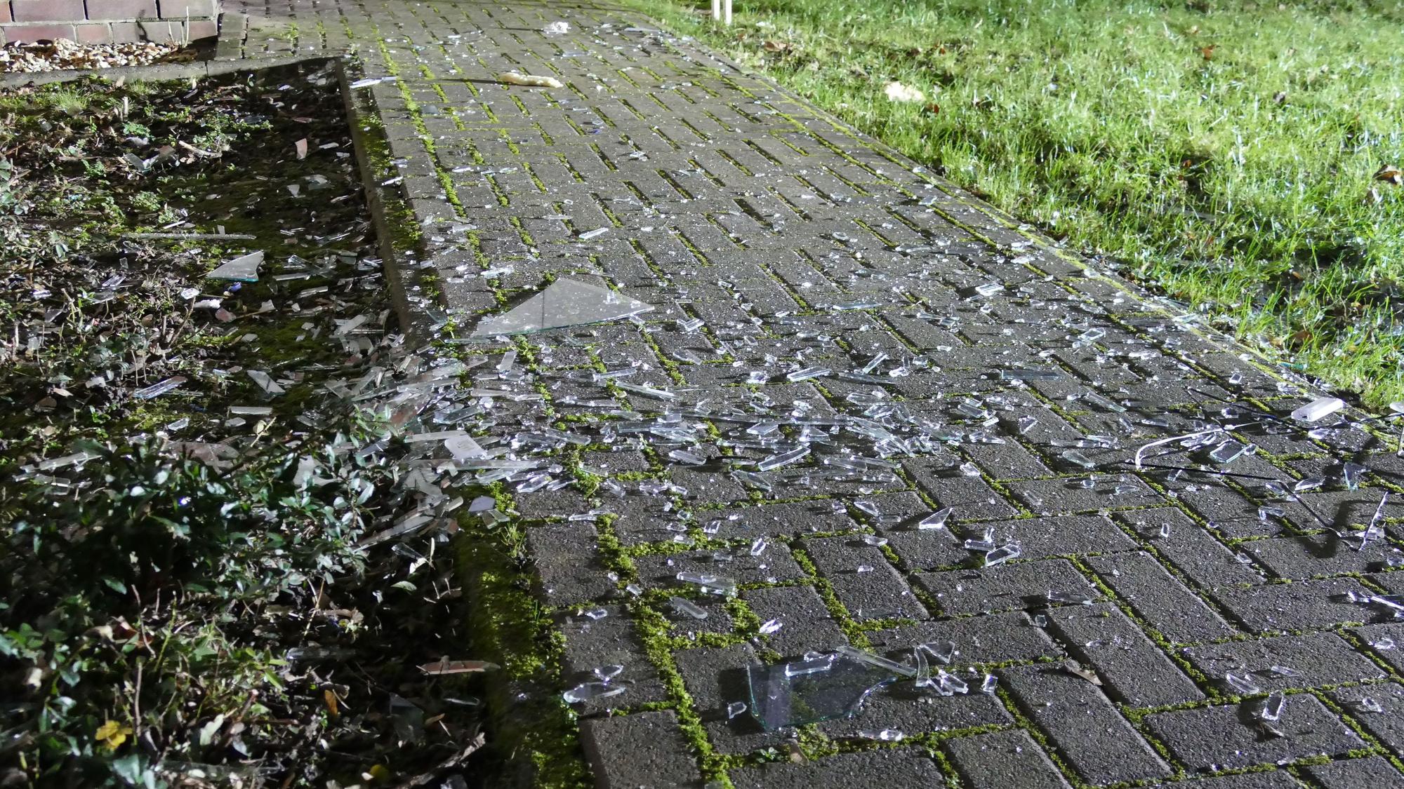 Scherben liegen auf dem Boden.