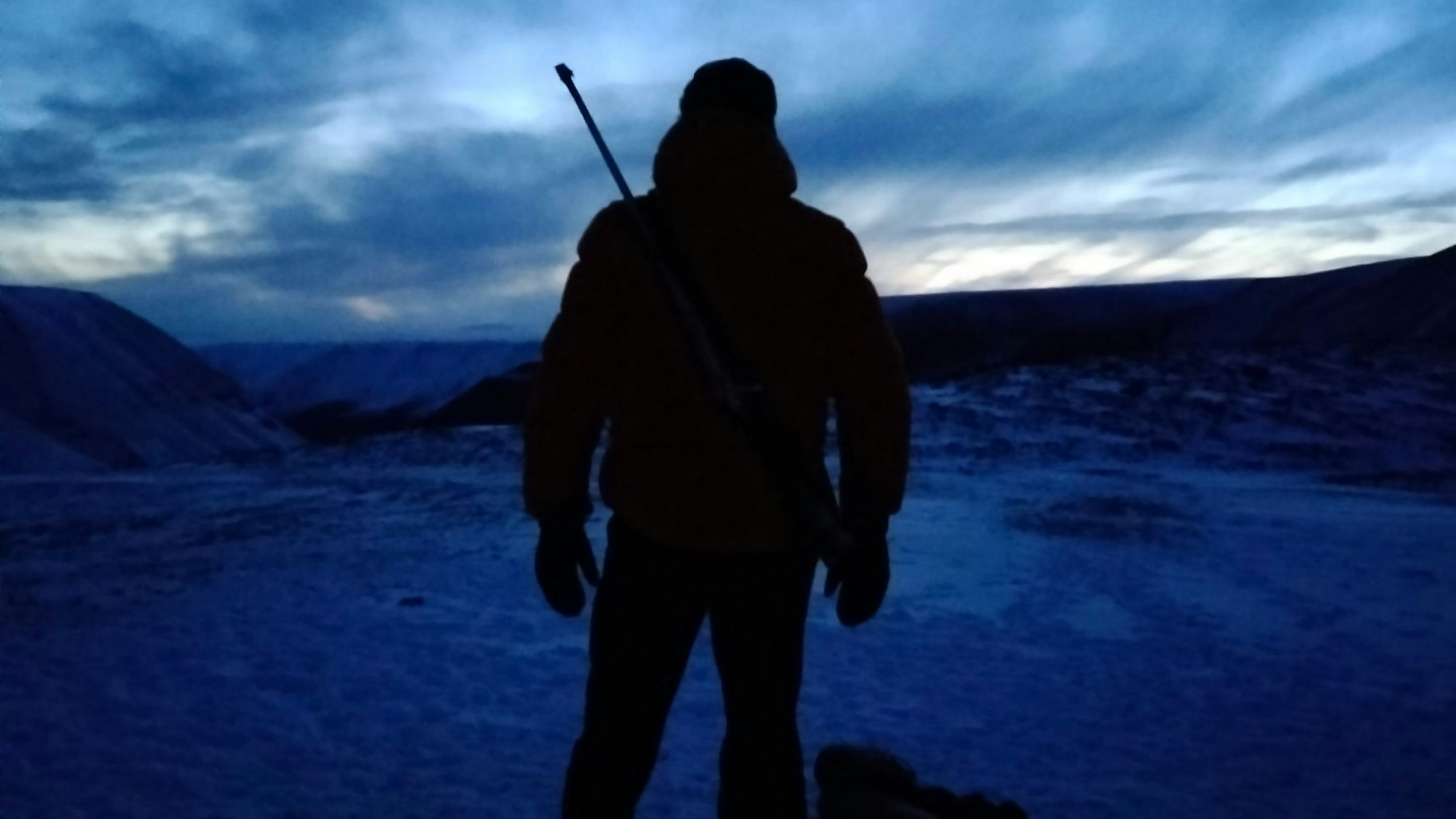 Jan Niklas Lorenz im Gegenlicht in einer Eiswüste.