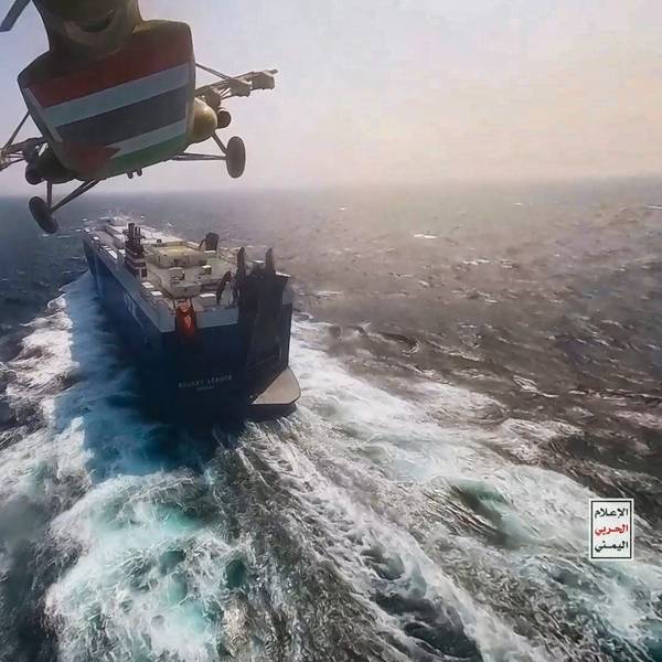 Ein Handout-Foto, das am 21. November 2023 vom militärischen Medienzentrum der Huthi zur Verfügung gestellt wurde, zeigt einen Huthi-Hubschrauber, der über das Frachtschiff „Galaxy Leader“ fliegt, als sie es im Roten Meer vor der Küste von Hodeidah in ihre Gewalt bringen.