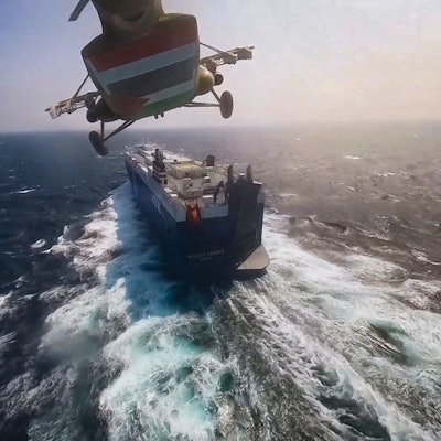 Ein Handout-Foto, das am 21. November 2023 vom militärischen Medienzentrum der Huthi zur Verfügung gestellt wurde, zeigt einen Huthi-Hubschrauber, der über das Frachtschiff „Galaxy Leader“ fliegt, als sie es im Roten Meer vor der Küste von Hodeidah in ihre Gewalt bringen.