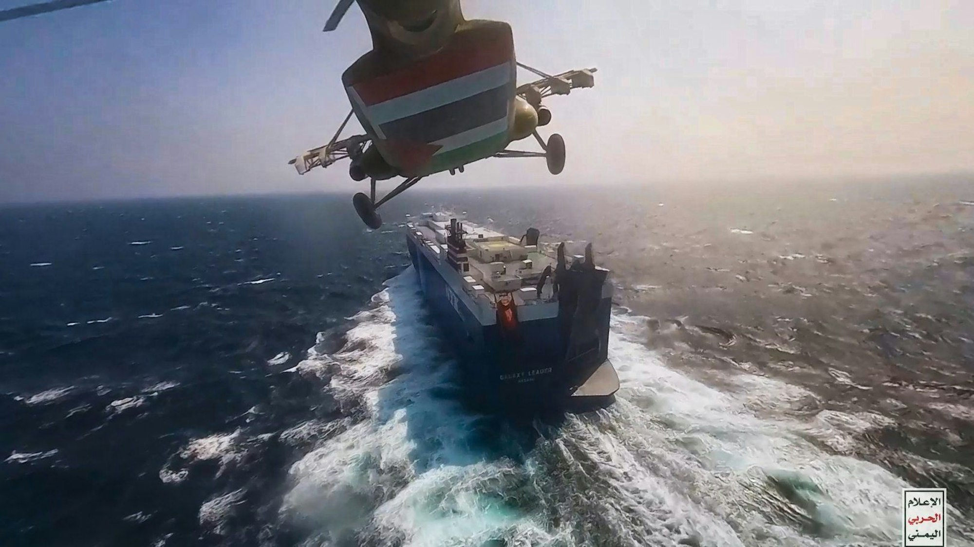 Ein Handout-Foto, das am 21. November 2023 vom militärischen Medienzentrum der Huthi zur Verfügung gestellt wurde, zeigt einen Huthi-Hubschrauber, der über das Frachtschiff „Galaxy Leader“ fliegt, als sie es im Roten Meer vor der Küste von Hodeidah in ihre Gewalt bringen.