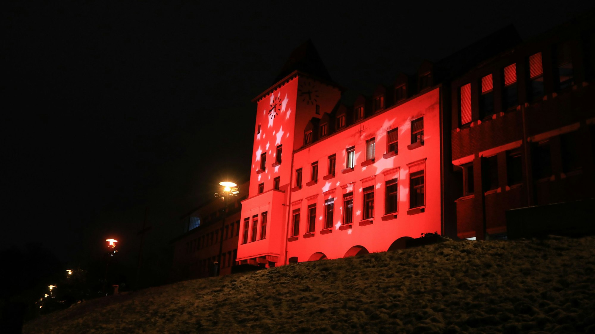 Das beleuchtete Rathaus.