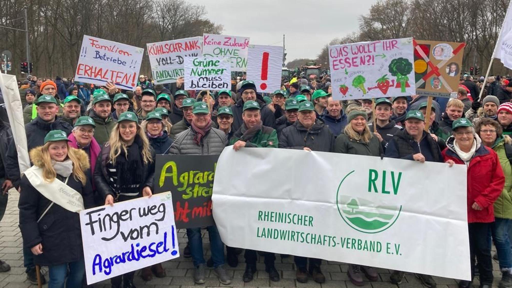 Das Foto zeigt Landwirte aus dem Rhein-Erft-Kreis, die im Dezember 2023 vor dem Brandenburger Tor gegen höhere Steuern protestiert haben.
