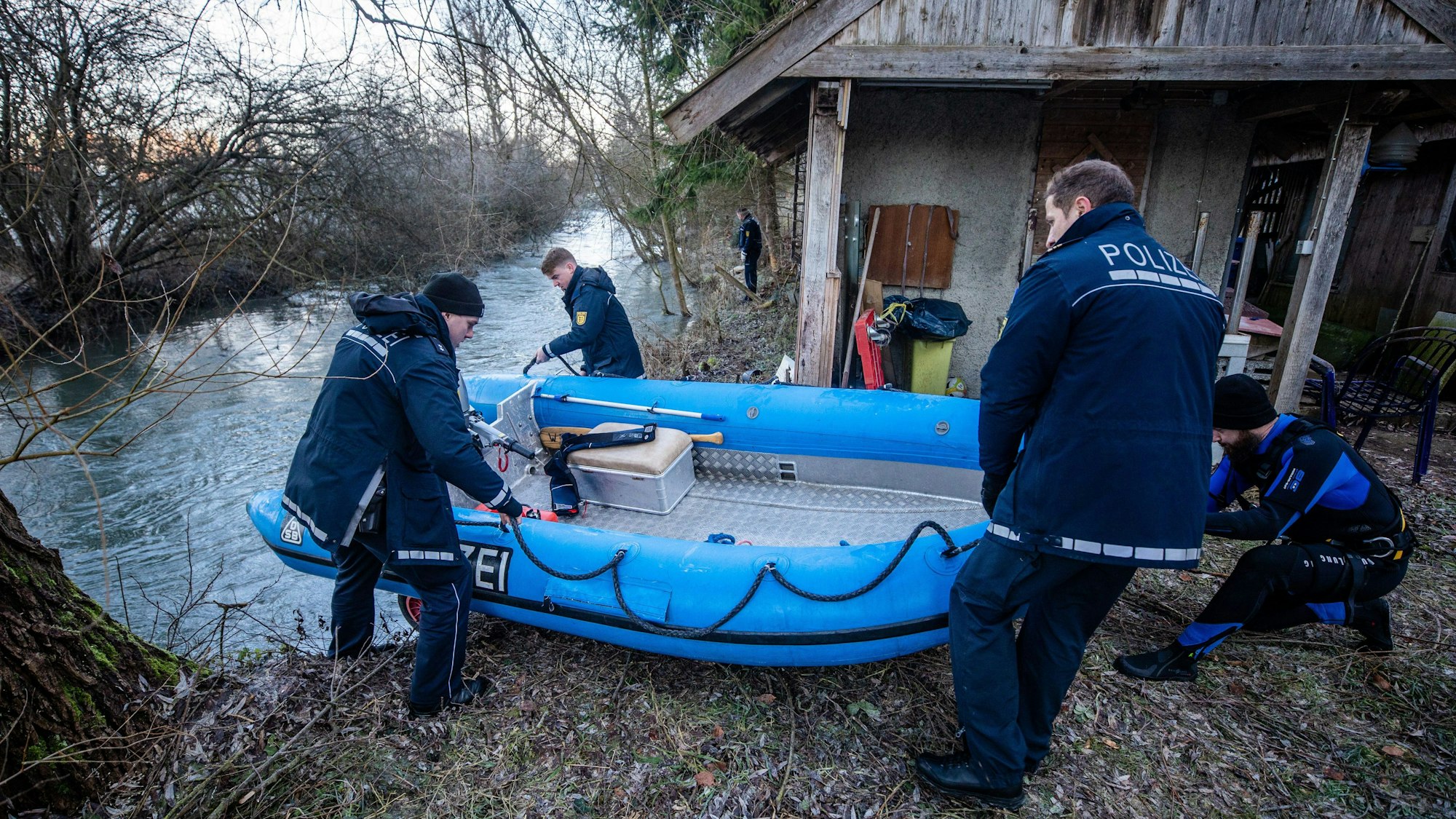 Suche nach Zweijähriger in Bingen-Hitzkofen: Einsatzkräfte der Polizei lassen ein Boot in das Gewässer der Lauchert ab.