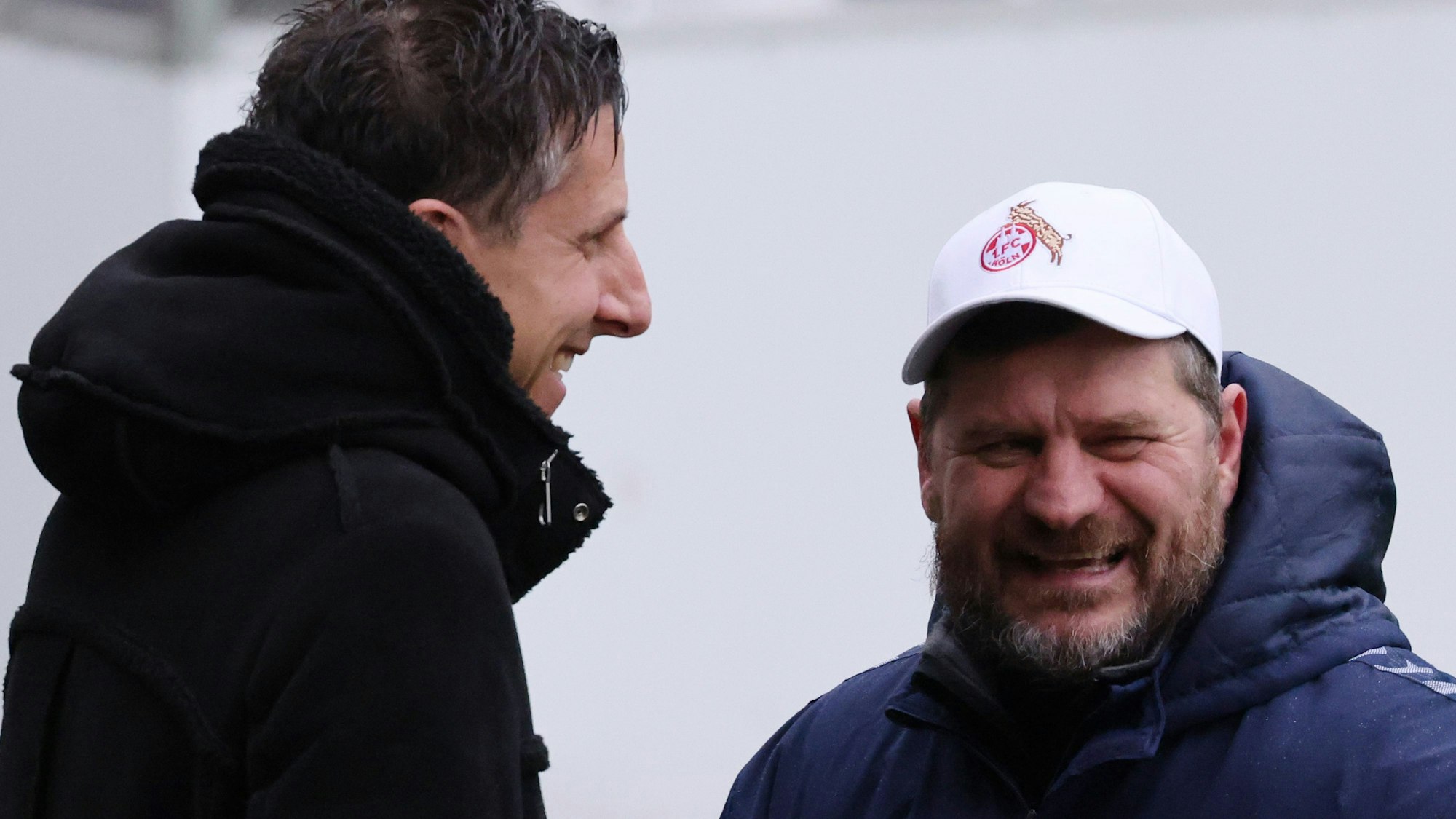 Sport-Geschäftsführer Christian Keller (l.) und Trainer Steffen Baumgart lachen während des Abschlusstrainings des 1. FC Köln.