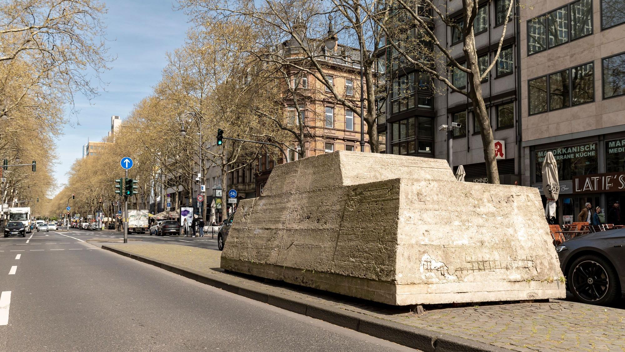 Ruhender Verkehr ist eine Aktionsplastik auf dem Kölner Hohenzollernring, die im Jahre 1969 von Wolf Vostell geschaffen wurde. Sie besteht aus einem vollständig einbetonierten Pkw, dessen Konturen grob vereinfacht erhalten blieben