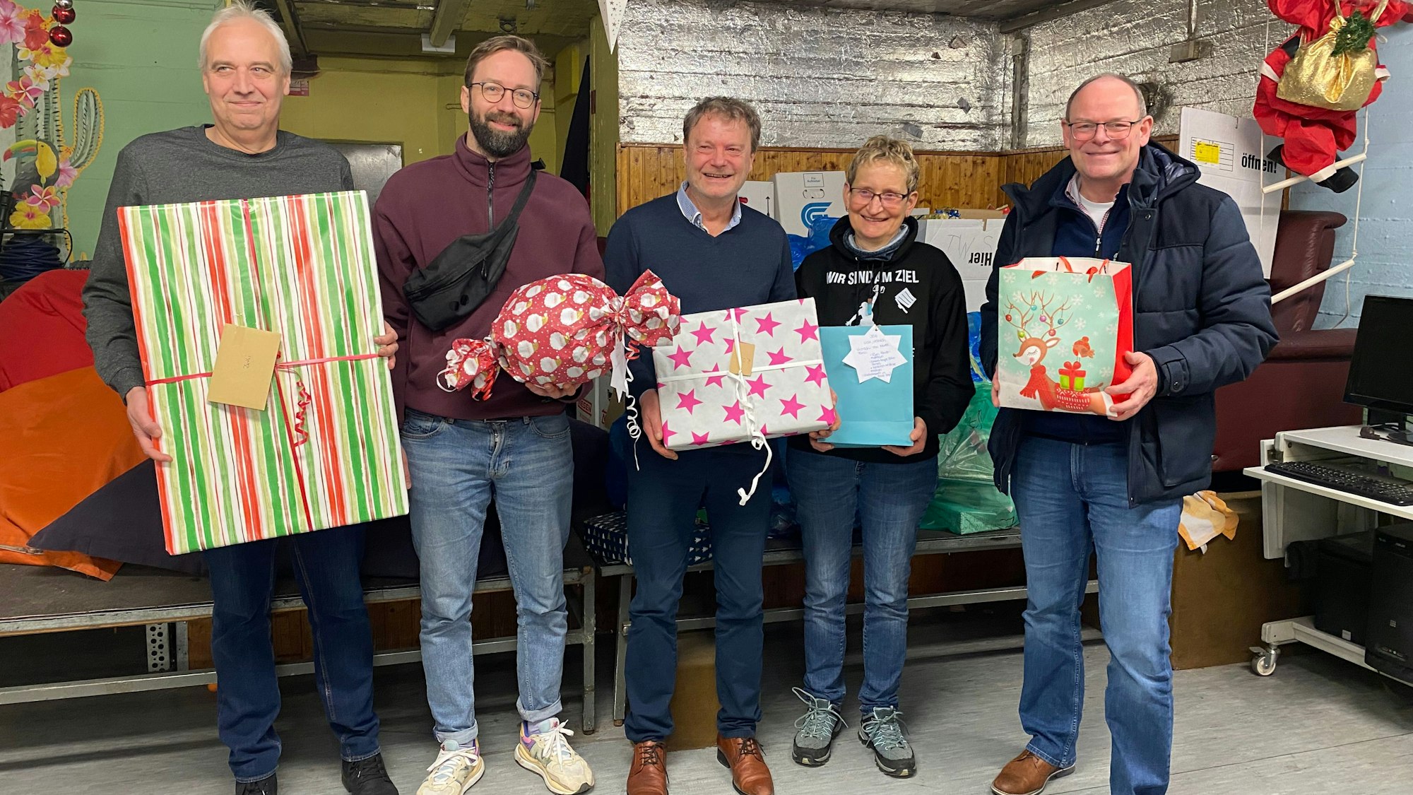 Beteiligte der Aktion „Weihnachtsstern“: Axel Brandt, David Nelson (Koordination Gemeinschaftsunterkünfte für Geflüchtete), Reiner Hilken, Claudia Müller, Michael Hürth (Stiftung Zukunft Jugend).