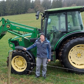 Der Baasemer Landwirt Johannes Nellessen steht neben einem seiner Traktoren auf einem Feld.