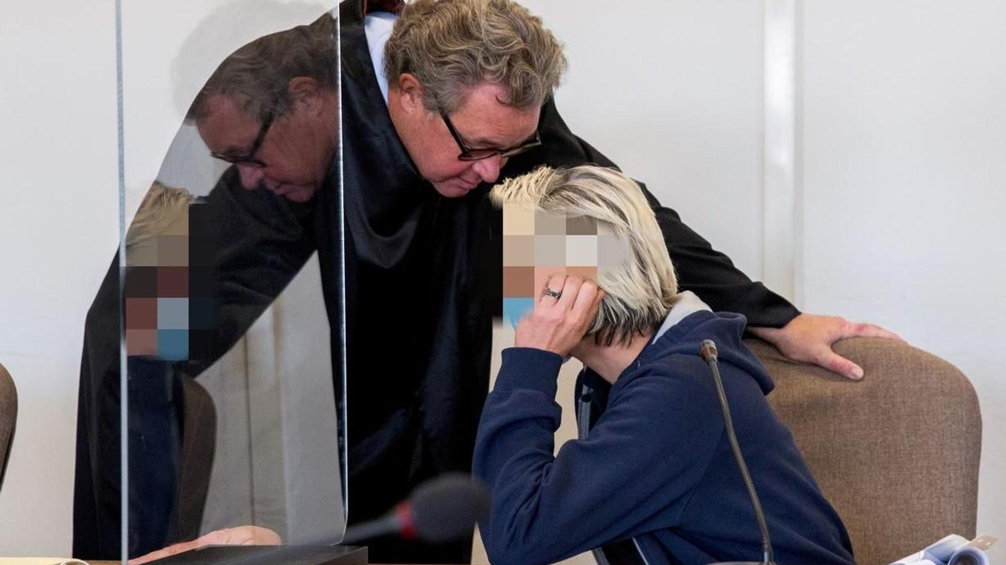 Die Angeklagte beim damaligen Prozess im Kölner Landgericht mit ihrem Verteidiger Jürgen Graf.