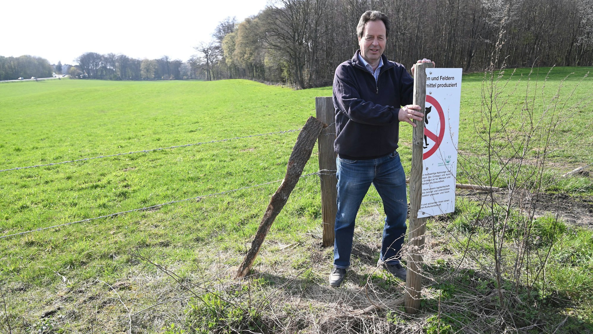 Hebborner Hof Peter Lautz muss seine Wiesen einzäunen da ihm immer Menschen quer über die Felder laufen und Mülll und Dreck hinterlassen. Löcher die von buddelnden Hunden gegraben werden sind für die Landwirtschaftlichen Maschinen ein großes Problem Schilder die er aufgestellt hatte wurden wurden zerstört.