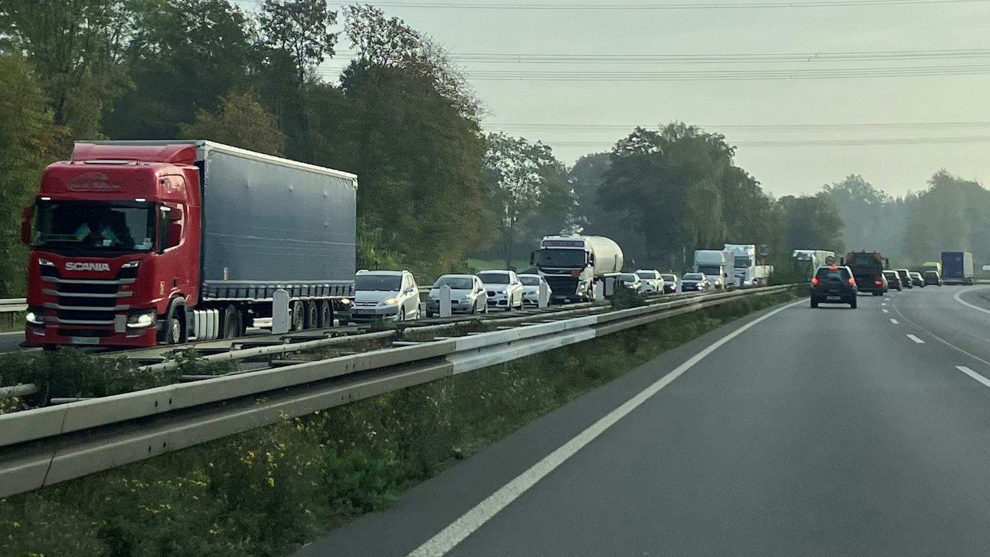 Stau auf der A4 bei Gummersbach in Fahrtrichtung Köln.