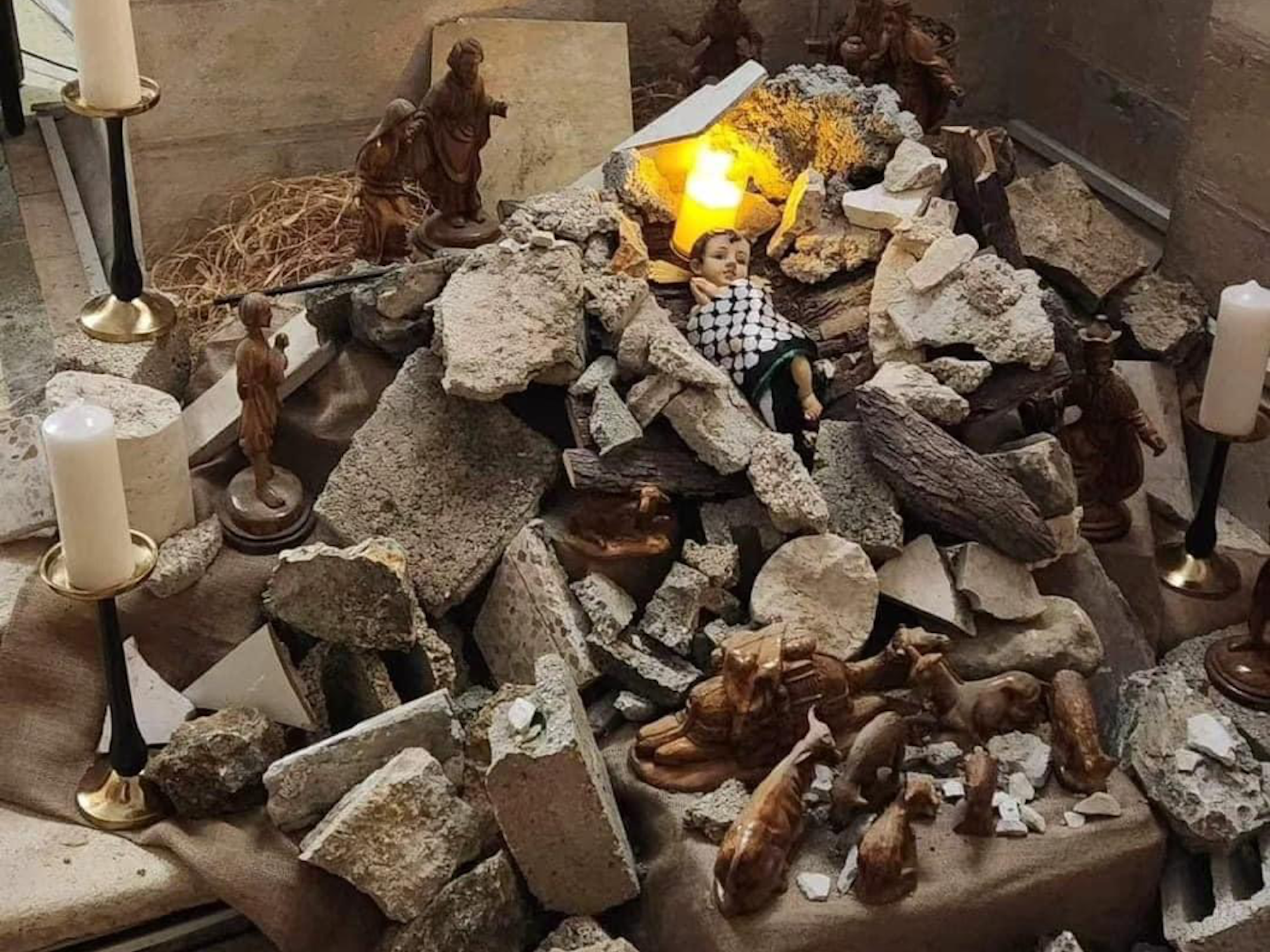 Krippe mit Puppe in Trümmern in der Bethlehemer Weihnachtskirche.