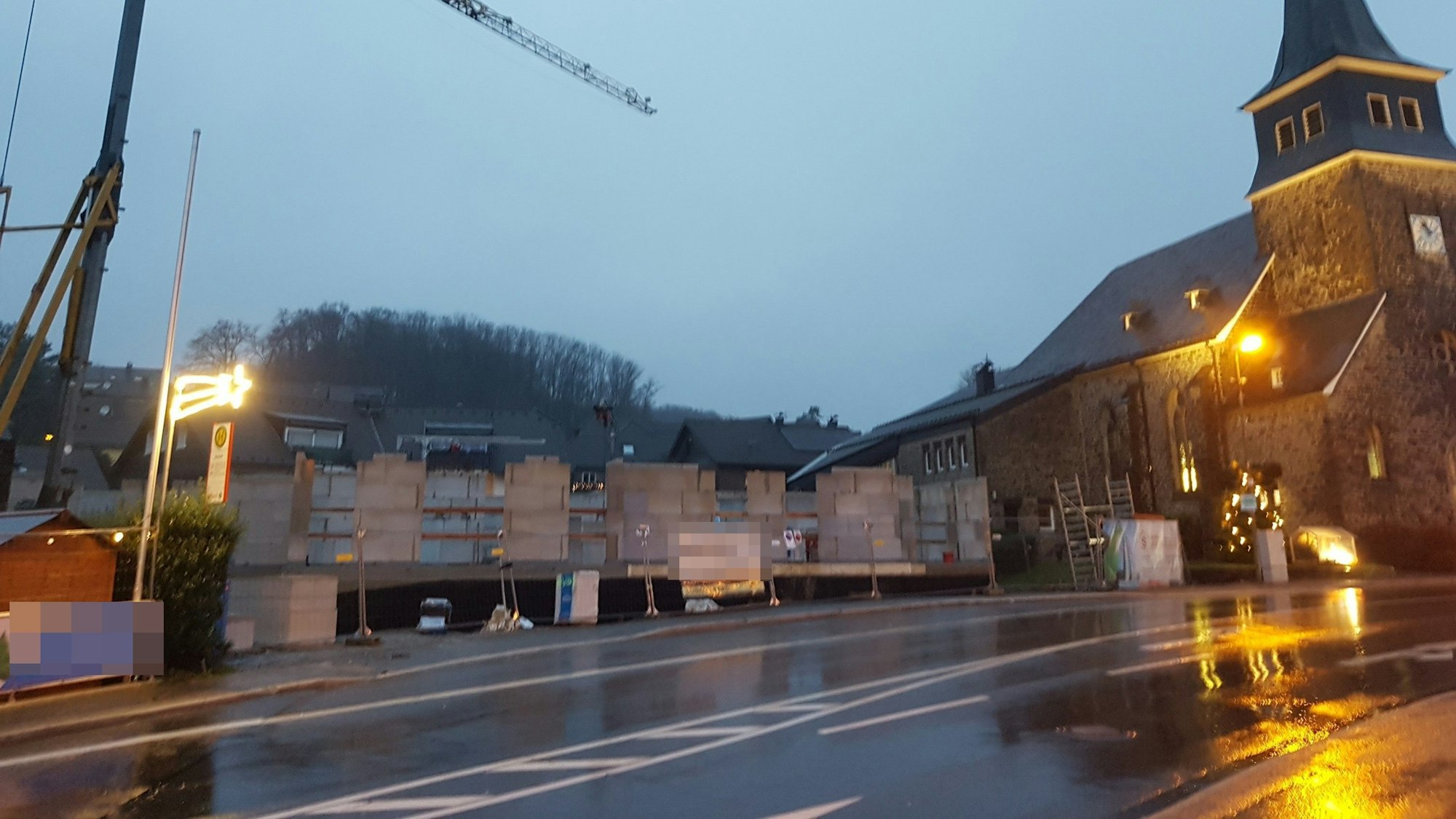 Auf einer Baustelle in Kürten-Biesfeld ist ein Arbeiter ums Leben gekommen.
