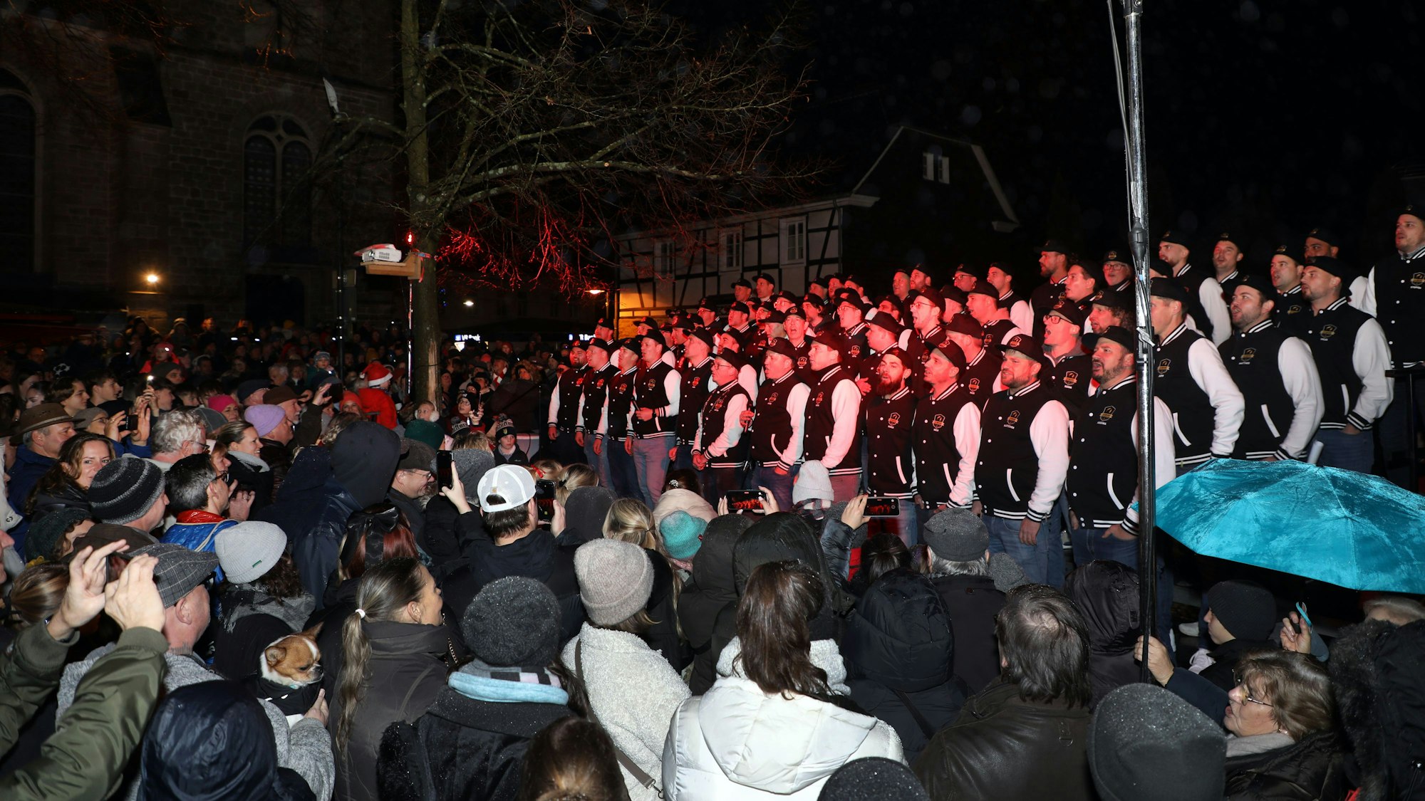 Dicht gedrängt stand das Publikum auf dem Marialindener Kirchplatz, um bei „Advent am Dom“ die Premiere des Männerchors „Laut aber schief“ zu erleben.