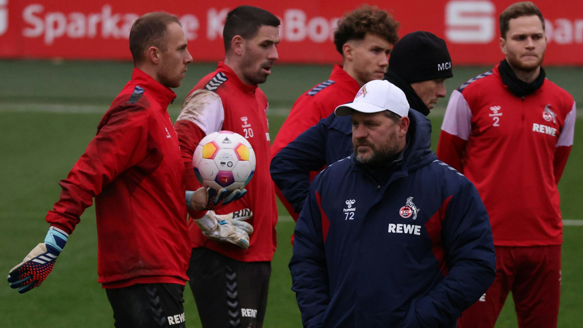 Kölns Trainer Steffen Baumgart hat vor dem Abschlusstraining vor dem Spiel bei Union Berlin seine Mannschaft um sich versammelt.