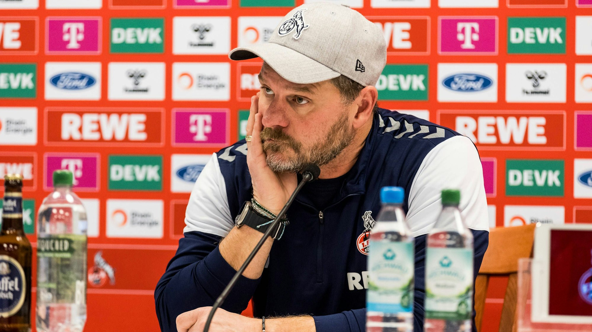 FC-Trainer Steffen Baumgart auf einer Pressekonferenz des 1. FC Köln.